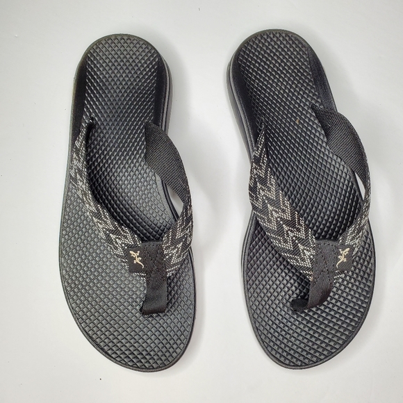 women's black chaco flip flops